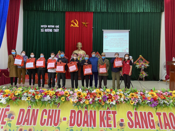 Hội Chữ Thập đỏ tặng quà Tết vì người nghèo, nạn nhân chất độc màu da cam