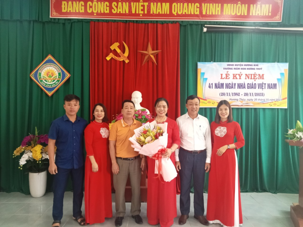 Đảng uỷ - HĐND-UBND-UBMTTQ xã Hương Thủy tặng hoa chúc mừng ngày NGVN 20-11