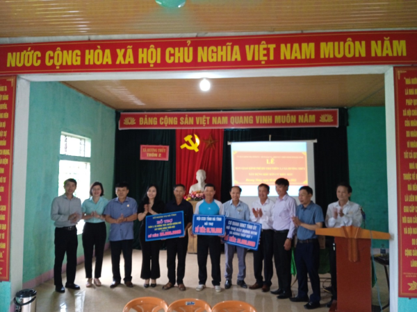 Các đơn vị đỡ đầu cấp tỉnh làm việc và trao tiền hỗ trợ xây dựng Nông thôn mới cho xã Hương Thủy