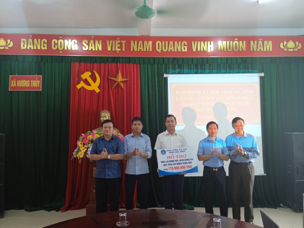 Bảo hiểm xã hội Hà Tĩnh trao kinh phí hỗ trợ  thôn 4 xã Hương Thủy xây dựng khu dân cư kiểu mẫu